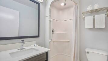 Ein Badezimmer mit Dusche, Toilette und Waschbecken.