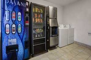 Una máquina expendedora con diversas opciones de bebidas y un dispensador de agua.