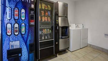 Una máquina expendedora con diversas opciones de bebidas y un dispensador de agua.