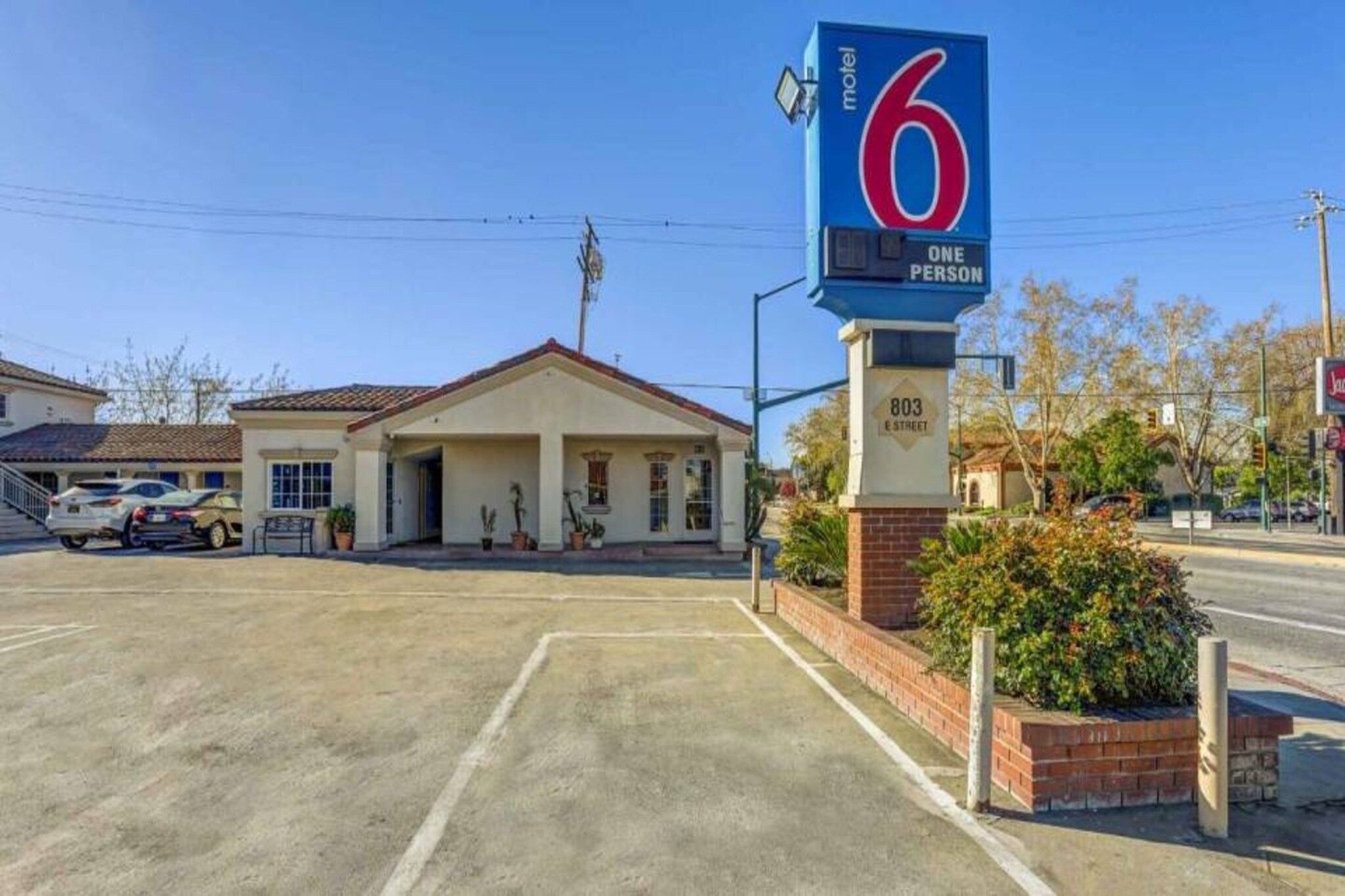 A motel with a large sign indicating it's a 6-person establishment.