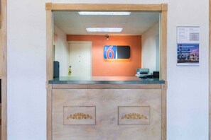 Lobby - Motel 6 Arkadelphia, 1 Queen Bed | Nsmk (Arkadelphia)