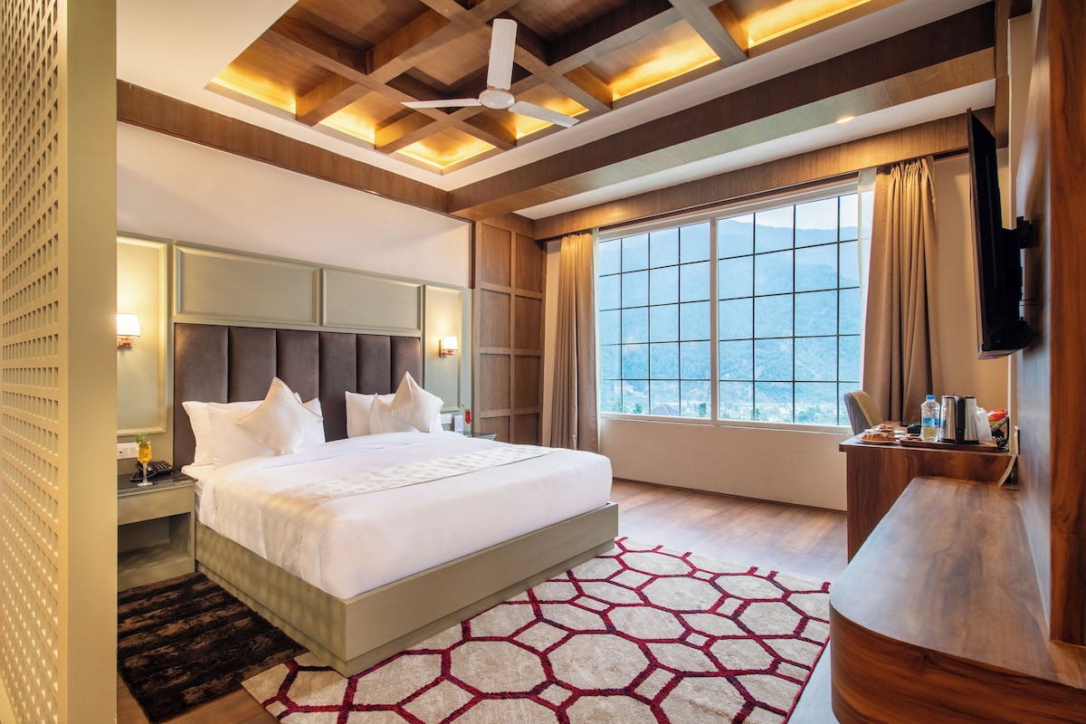 Royal Suite, Balcony, Mountain View | Laptop workspace, soundproofing, iron/ironing board (on request)