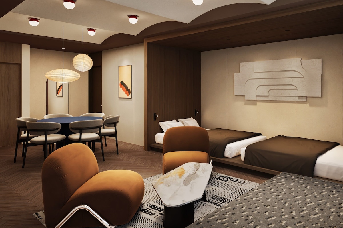 Habitació d'hotel moderna amb llit, zona de seients i taula de dinar.