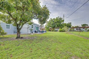 A residential property with a lawn, a tree, and a house with a porch. - Miami Multi-Unit Home 2 Mi to Hard Rock Stadium (Miami)