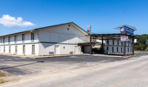 Exterior - Spacious King Room - Non-Smoking (Arkadelphia)