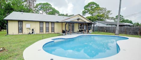 Il s’agit d’une propriété résidentielle dotée d’une piscine, d’un patio couvert et d’un garage séparé.
