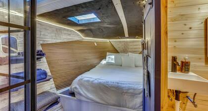 Hot Tub! Waverly Riverfront Converted Boat Cabin