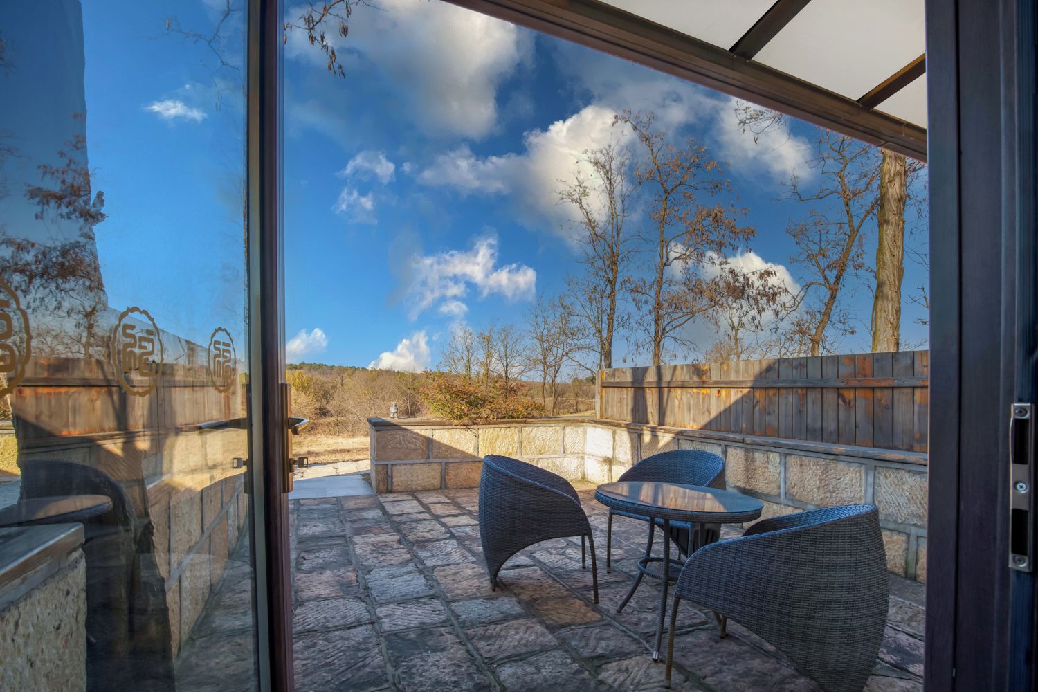 Habitación básica doble, vista a la colina | Restaurante al aire libre