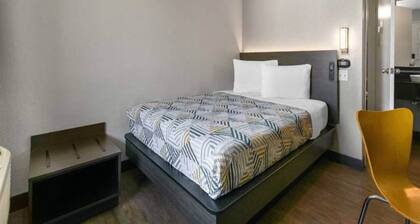 Sunny Queen Bed Room|Pool|Free Wifi