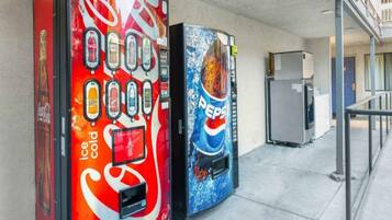 Erilaisia juomia, kuten Coca-Colaa ja Pepsiä, myyviä automaatteja kaupallisella alueella.