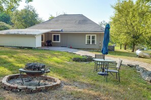 A residential property with a covered patio, outdoor seating, and a fire pit. - 'Feels Like Home' Quiet Home Near Wartrace Shops (Wartrace)