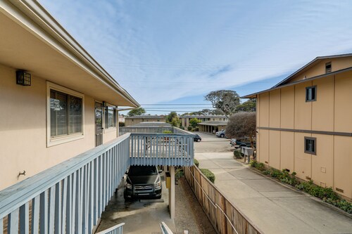 1 Mi to Beach! Walkable Extended Base in Monterey
