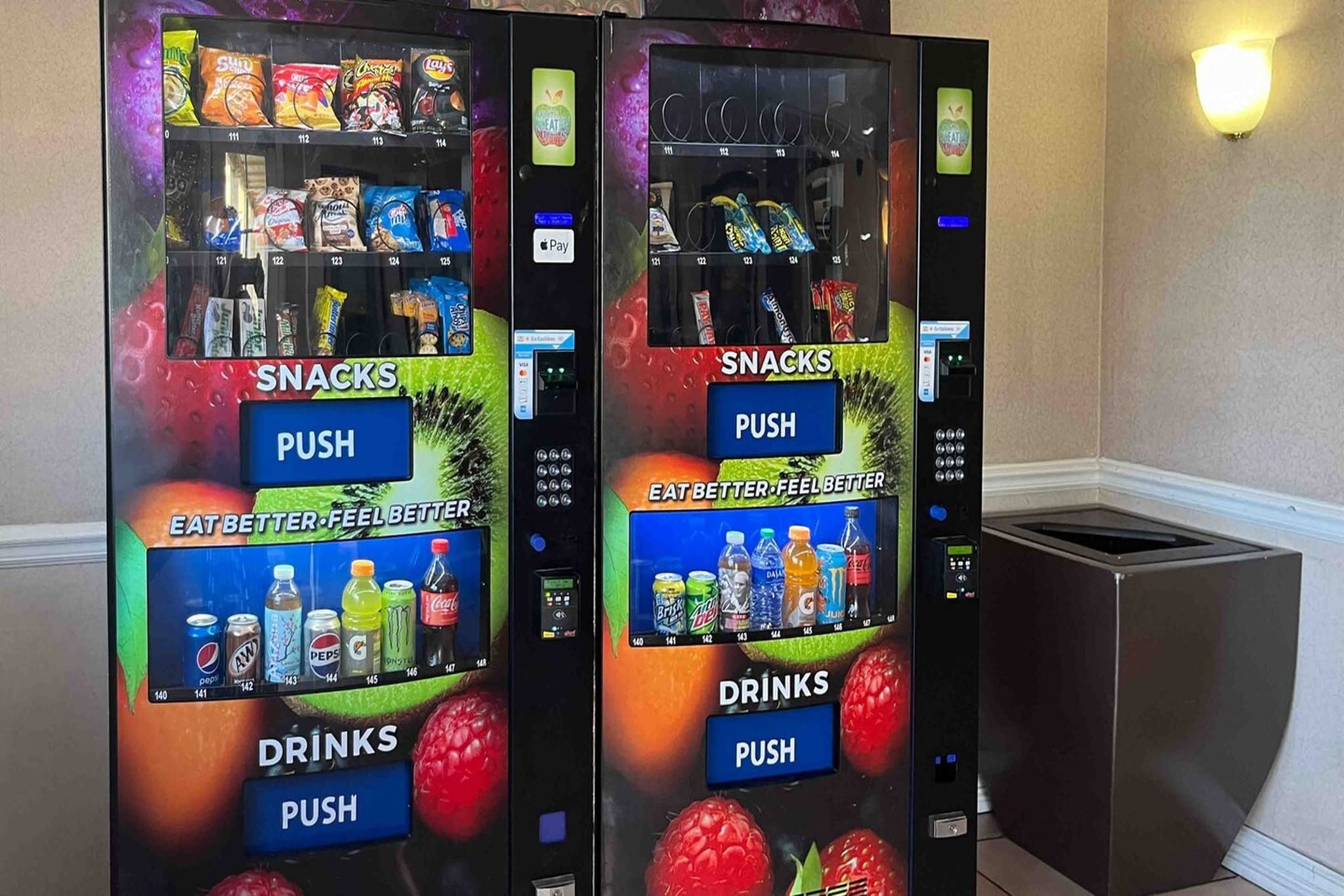 Twee automaten, een met snacks en een met drankjes, met de aanduidingen 'SNACKS' en 'DRINKS' en elk een 'DUW'-knop.