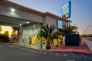 Een studiohotel met 6 studio's, een parkeerplaats en een gebouwtoegang.