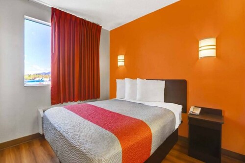 1 QUEEN BED | NON-SMOKING
