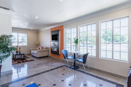 Premium King Bed|Pool|Free Parking