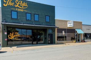 Une devanture de magasin avec une enseigne indiquant « The Loft » et un numéro de téléphone.