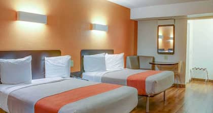 2 Queen Beds | Non-Smoking