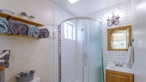 Ein Badezimmer mit Dusche, Toilette und Waschbecken.