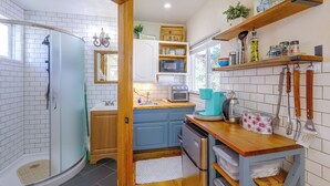 Eine moderne Küche mit eingebautem Backofen, Mikrowelle und Kaffeemaschine.