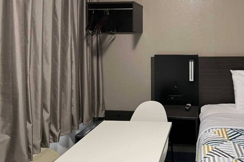 1 King Bed | Mobil Access Tub Nsmk Kitchen