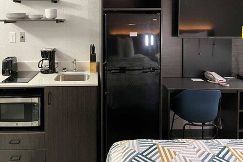 1 King Bed | Non-Smoking, Kitchen