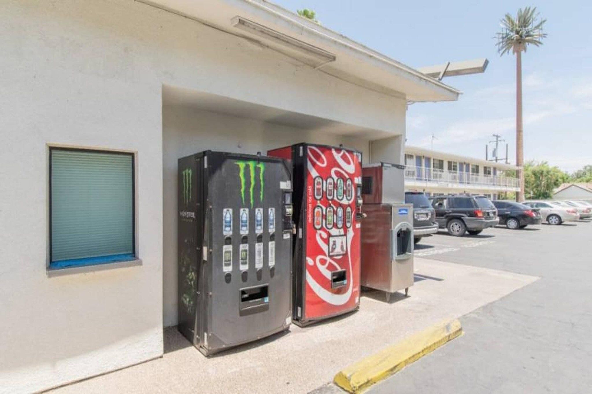 Ein Gebäude mit einem Verkaufsautomaten und einem Coca-Cola-Automaten.