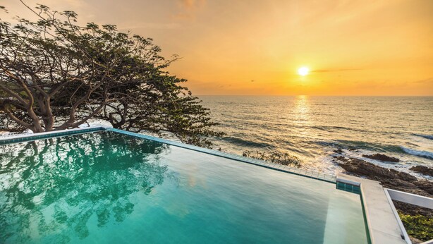 A clear view of a swimming pool with a sunset in the background. - Koh Samui frontline sea view 5-bedroom (Koh Samui)