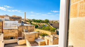 Une vue d’une ville avec ses bâtiments, une tour imposante et un ciel dégagé.
