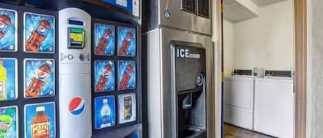Una máquina expendedora con diversas opciones de bebidas y un dispensador de hielo.
