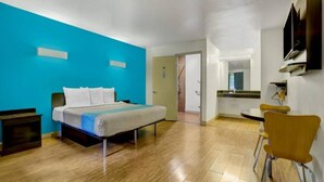 Hotellihuone, jossa on sänky, työpöytä, tuoli ja kylpyhuone.