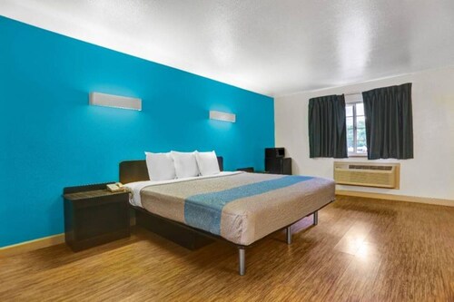 Deluxe King Bed|Free Parking &TV