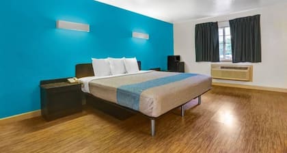 Deluxe King Bed|Free Parking &TV