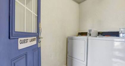Deluxe King Bed|Free Parking &TV