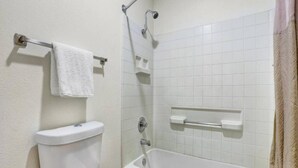 Ein Badezimmer mit Toilette, Dusche und Badewanne.