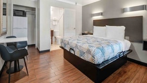 Una habitación de hotel moderna con una cama, un escritorio y una silla.