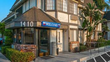 Un edificio con un letrero que dice 'WELCOME' y el número '1410' sobre la entrada.