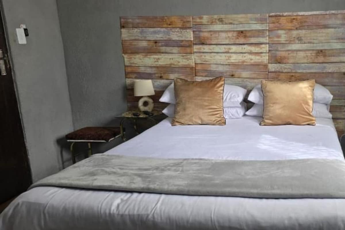 Suite, para no fumadores, patio | Espacio para trabajar con laptop y tabla de planchar con plancha 