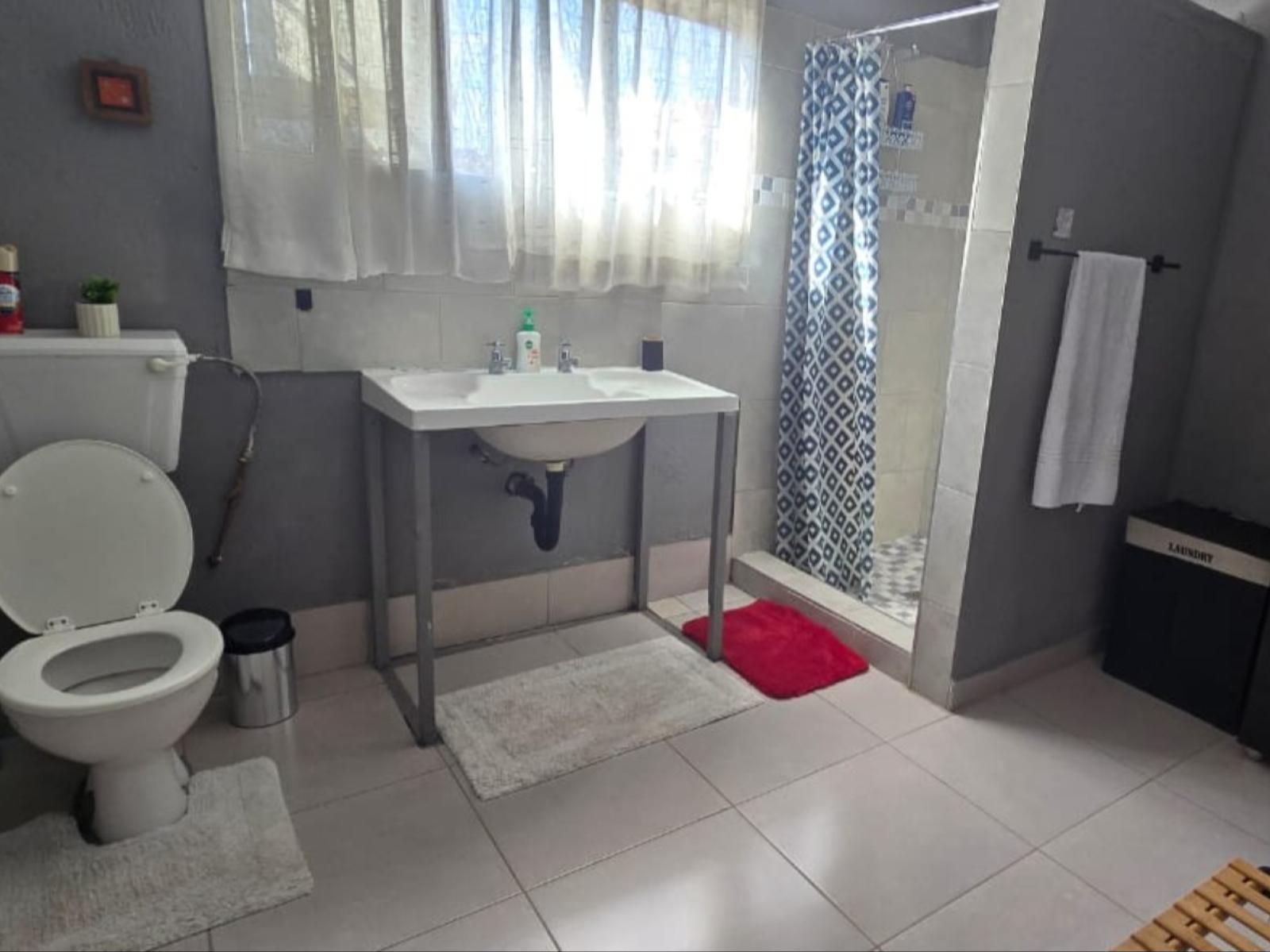 Chambre Deluxe double | Salle de bain | Serviettes fournies, papier de toilette