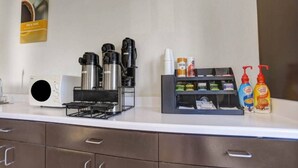 Eine Hotelküche mit Kaffeemaschine, Espressomaschine und einer Kaffeestation inklusive Einwegbechern und Gewürzen.