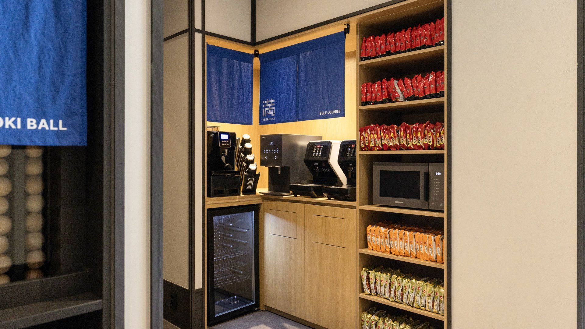 Een automaatgedeelte met een koffieapparaat, magnetron en drank- en snackautomaten.