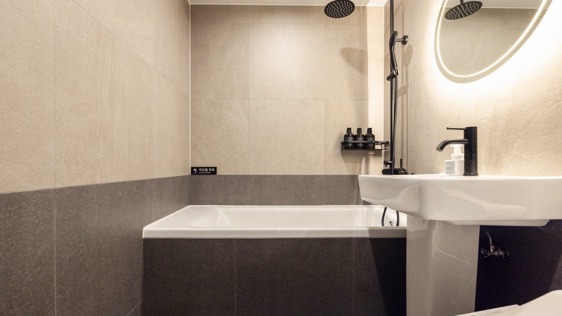 Un baño moderno con bañera, lavabo y ducha.
