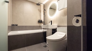 Deluxe Business | Phòng tắm | Bồn tắm, đồ dùng nhà tắm miễn phí, máy sấy tóc, khăn tắm 