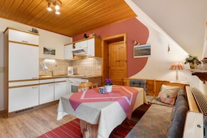 Un espacio interior acogedor con cocina, comedor y sala de estar.