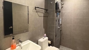 Moderni kylpyhuone, jossa on pesuallas, wc ja suihku.