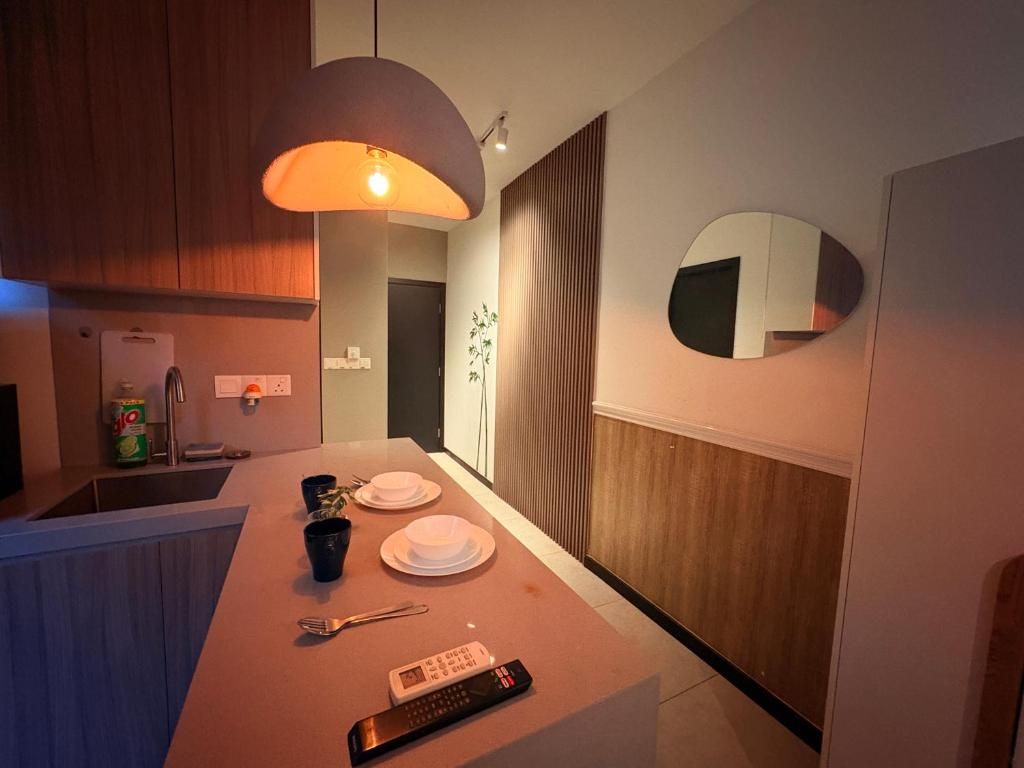 Een moderne keuken met een centraal eiland, een spoelbak en een spiegel.