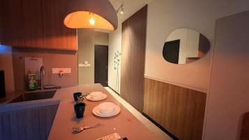 Een moderne keuken met een centraal eiland, een spoelbak en een spiegel.