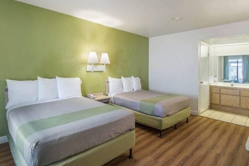2 Queen Beds|NS| Balcony
