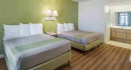 2 Queen Beds|NS| Balcony