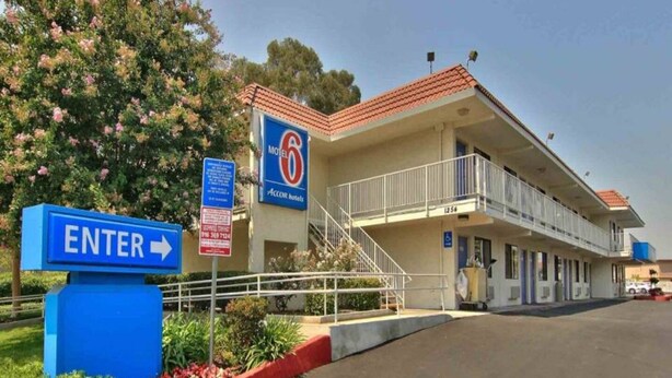 Ein Motel mit einem Schild, das einen Eingang anzeigt.